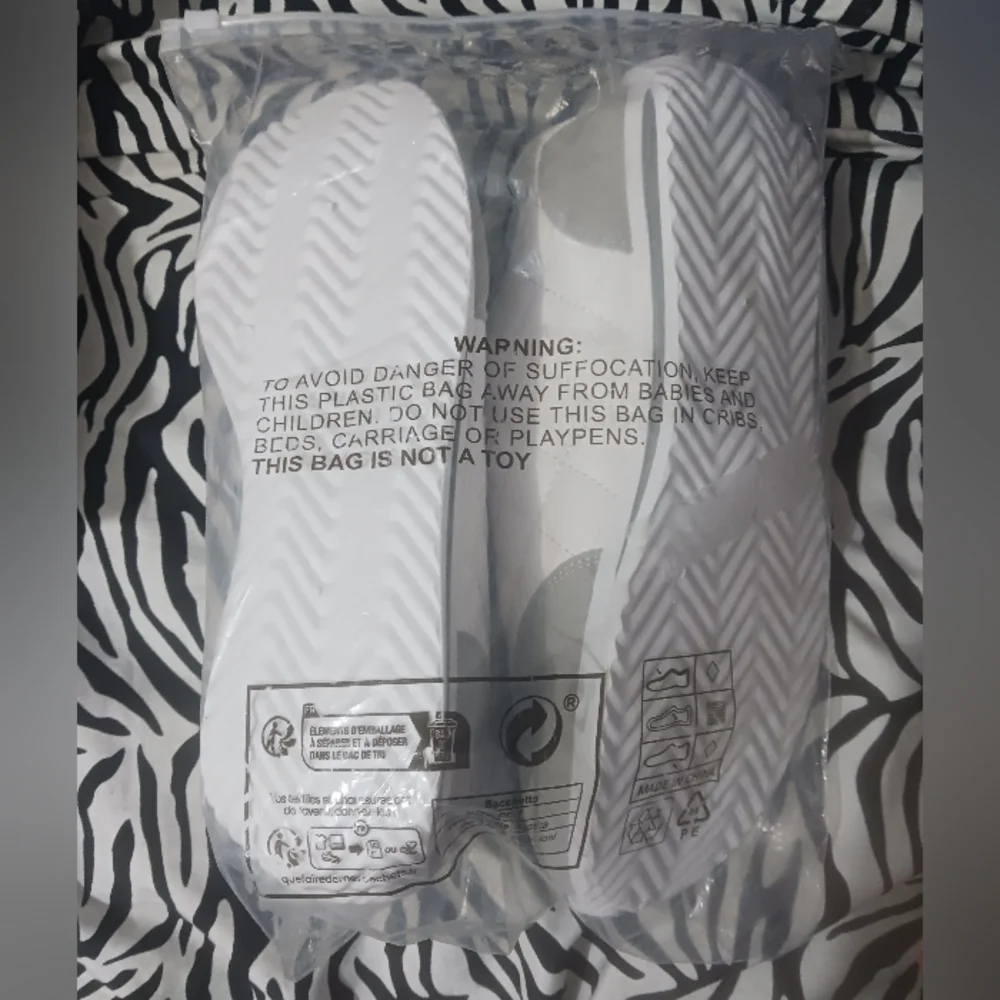 NEW Women Gray & white comfort sport style sneakers - Picture 4 of 8